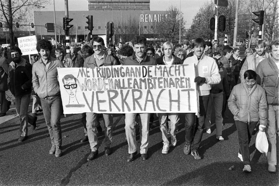 Demonstranten met spandoek Met Ruding aan de macht worden alle ambtenaren verkr, Bestanddeelnr 932-7857