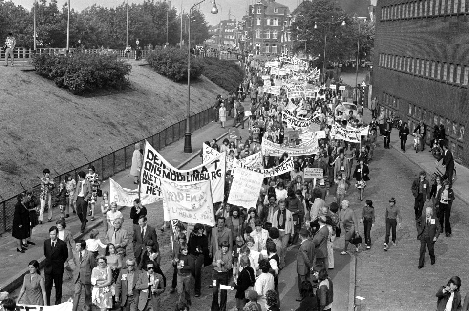 Demonstratie in Maastricht tegen de bouw van olieraffinaderij in het Belgische T, Bestanddeelnr 926-7317