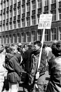 Demonstratie in Den Haag tegen kernwapens spandoek na atoomreagan geen zonnesch, Bestanddeelnr 932-1087