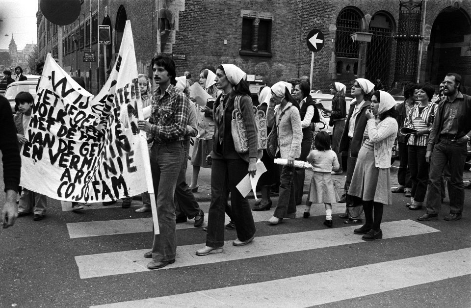 Demonstratie Argentijnse bannelingen van Ver. Co So Fam houden stille rongang op, Bestanddeelnr 929-7755