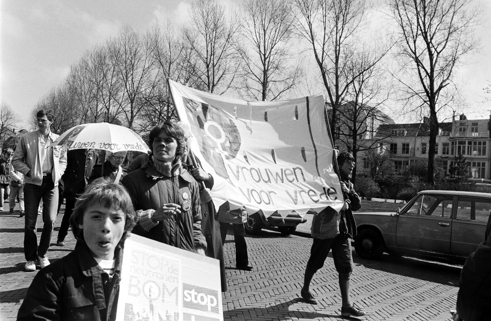 Demonstratie in Den Haag tegen kernwapens spandoek na atoomreagan geen zonnesch, Bestanddeelnr 932-1088
