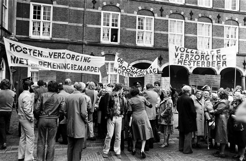 Demonstratie bewoners bejaardentehuis Westerbeer op Binnenhof tegen te hoge hure, Bestanddeelnr 929-9638