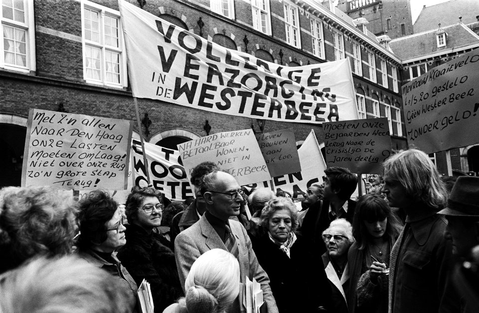 Demonstratie bewoners bejaardentehuis Westerbeer op Binnenhof tegen te hoge hure, Bestanddeelnr 929-9637