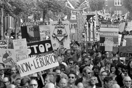 Demonstratie in Maastricht tegen de bouw van olieraffinaderij in het Belgische T, Bestanddeelnr 926-7311