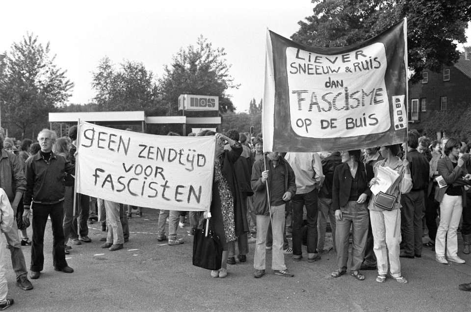 Demonstratie bij de NOS in Hilversum tegen politieke uitzending van de Centrumpa, Bestanddeelnr 932-2992