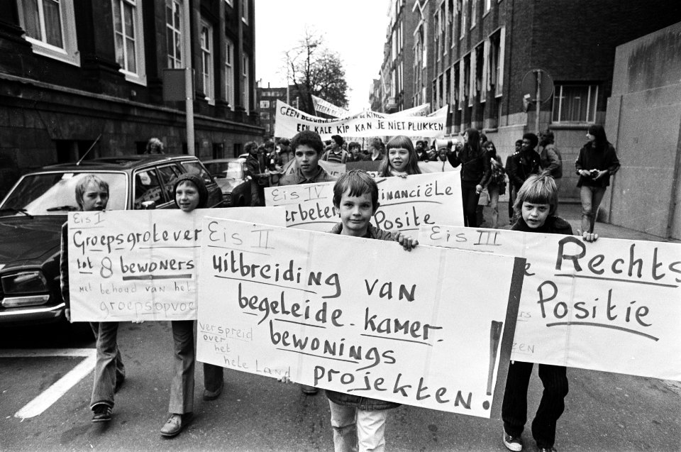Demonstratie belangen vereniging minderjarigen in Den Haag jeugdige demonstran, Bestanddeelnr 929-9529