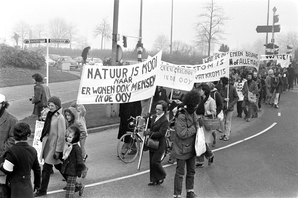 Demonstratie in Nijmegen tegen verleggen Waalbocht bij Ooypolder, 25 nov 1972, Bestanddeelnr 926-0517