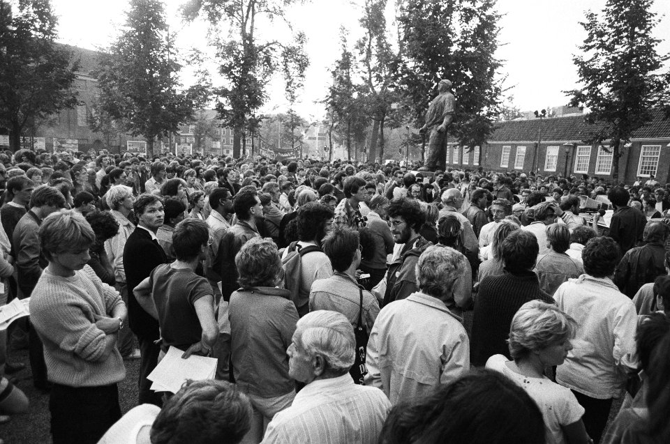 Demonstratie bij de Dokwerker in Amsterdam tegen de komst van de Centrumpartij i, Bestanddeelnr 932-3257