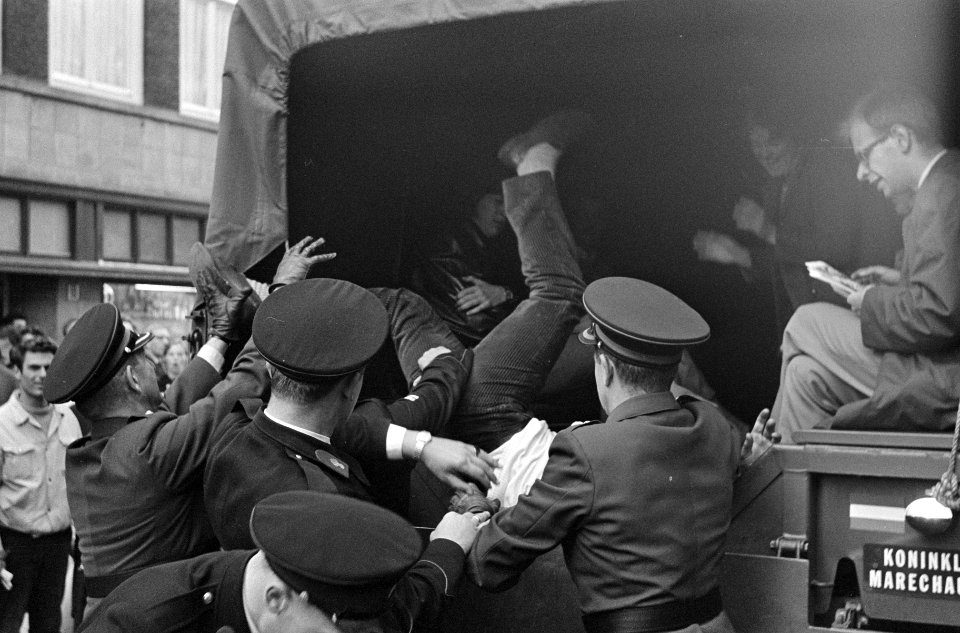 Demonstratie in Amsterdam, demonstranten gaan in overvalwagens, Bestanddeelnr 919-3646