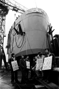 Demonstranten met op de achtergrond een schip borden met de tekst Verschure bl, Bestanddeelnr 930-3578
