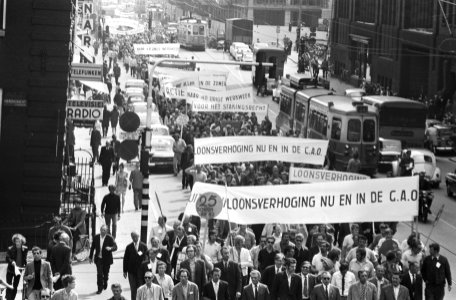 Demonstranten met borden en spandoeken in de Vijzelstraat, Bestanddeelnr 924-5252