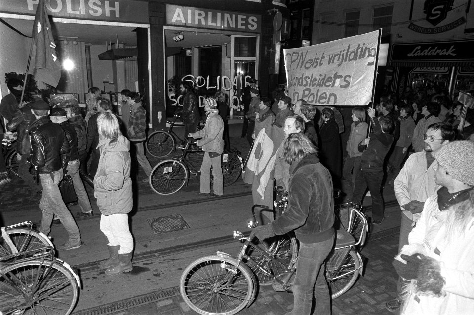 Demonstratie in Amsterdam door honderden mensen tegen staat van beleg in Polen, Bestanddeelnr 931-8572