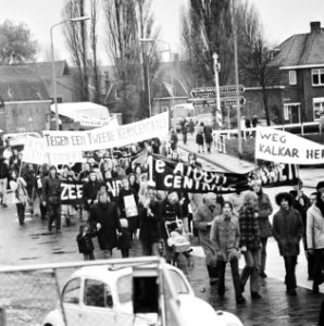 Demonstranten met spandoeken, Bestanddeelnr 926-8173