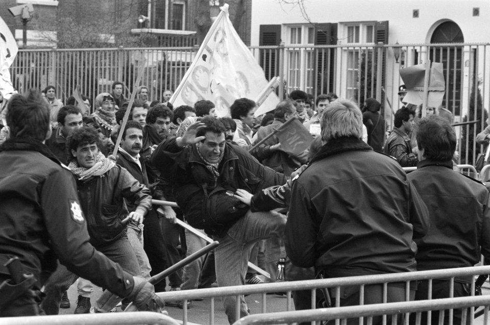 Demonstratie Koerden in Den Haag tegen gebruik gifgas botsing met politie, Bestanddeelnr 934-2174