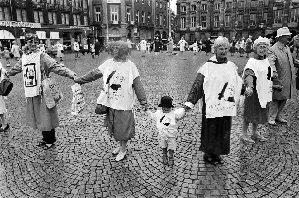 Demonstranten met het logo van de vredesbeweging op hun kleding, Bestanddeelnr 932-6604