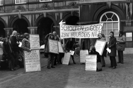 Demonstranten met een spandoek en protestborden, Bestanddeelnr 926-8415