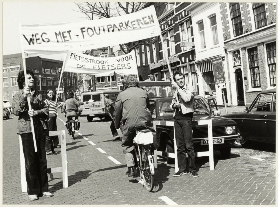 Demonstratie door de afdeling Haarlem van de ENFB (echte Nederlandse Fietsersbond) om veilige en goede fietsverbindingen door Haarlem te verkrijgen., NL-HlmNHA 54014855