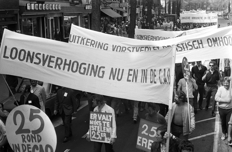 Demonstranten met borden en spandoeken in de Bilderdijkstraat, Bestanddeelnr 924-5254