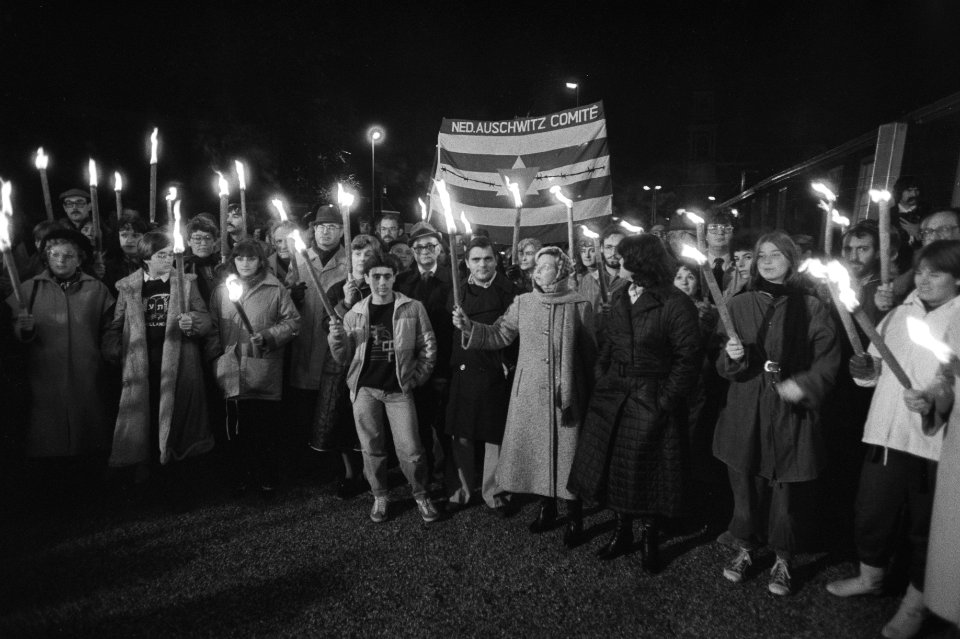 Demonstranten met fakkels, Bestanddeelnr 931-7544