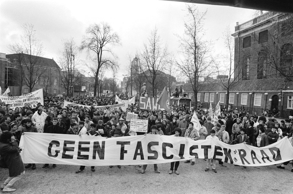 Demonstranten met een spandoek, Bestanddeelnr 933-6293