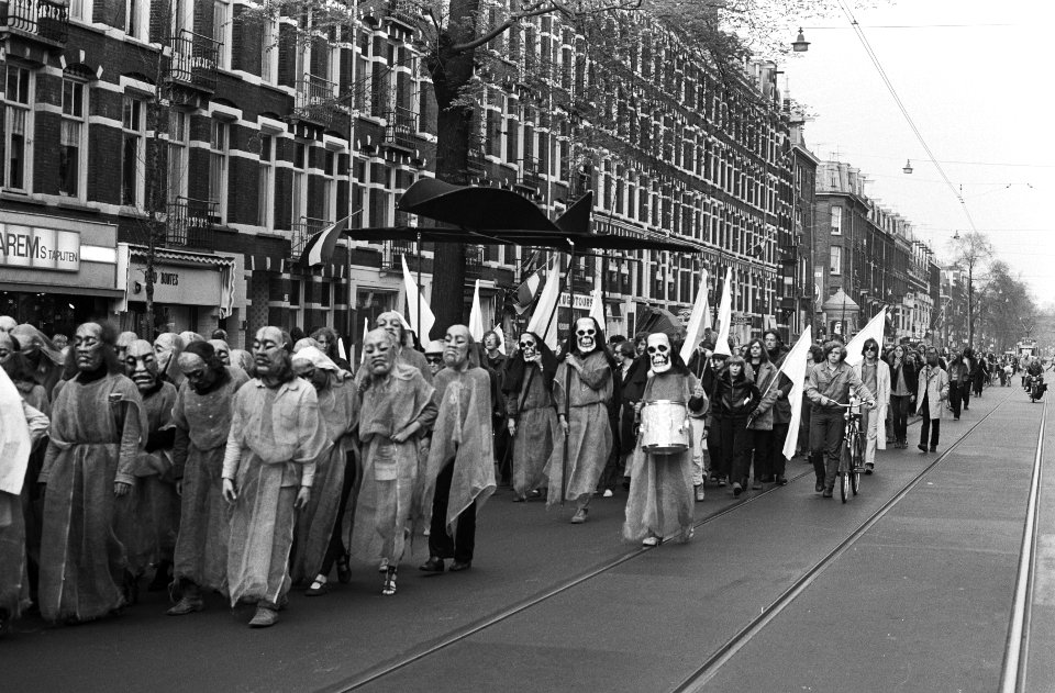 Demonstranten met maskers en een namaakvliegtuig, Bestanddeelnr 924-5190