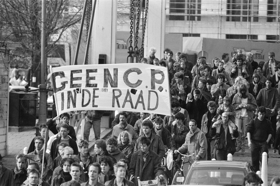 Demonstranten met een spandoek, Bestanddeelnr 933-6292