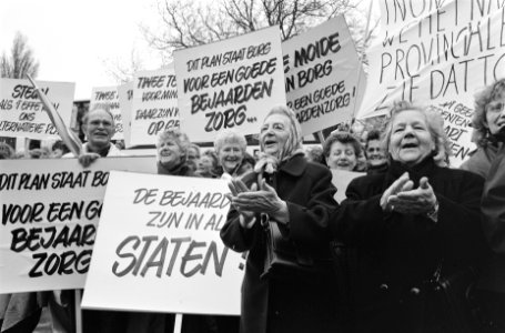 Demonstranten met protestborden, Bestanddeelnr 934-4270