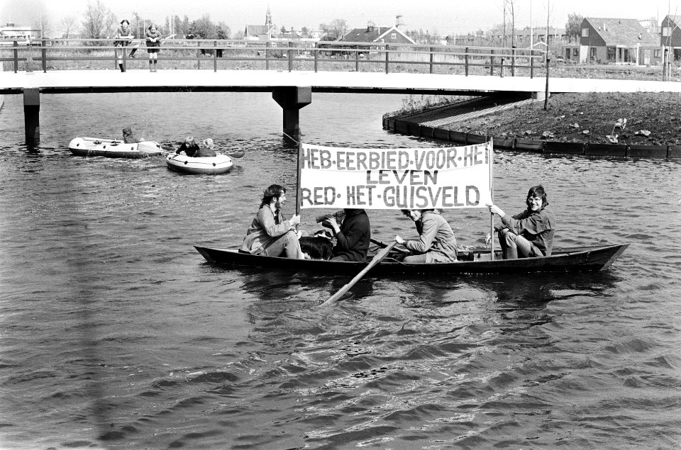 Demonstratie in een boot voor het stadhuis voor het behoud van het natuurgebied , Bestanddeelnr 927-9267