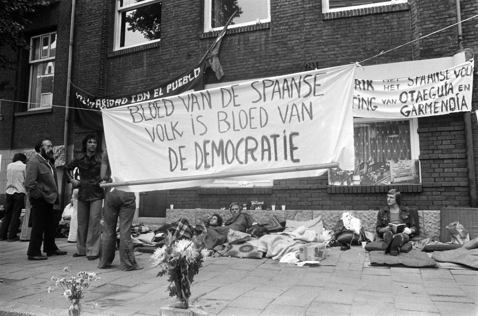 Demonstranten met een spandoek, Bestanddeelnr 928-1333