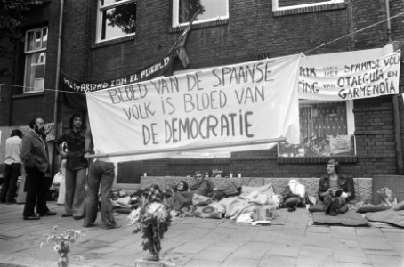 Demonstranten met een spandoek, Bestanddeelnr 928-1333