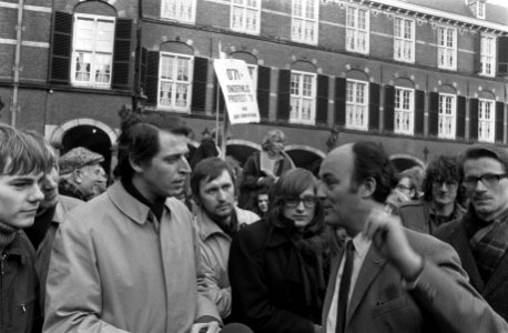 Demonstratie in Den Haag tegen onderwijsbegroting, ASVA-voorzitter in gesprek me, Bestanddeelnr 925-2382