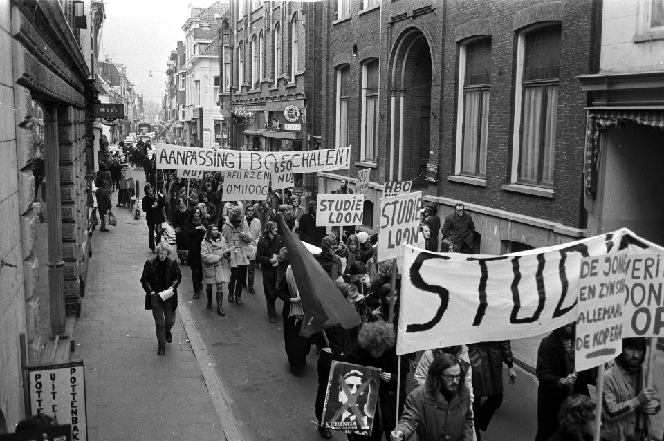 Demonstranten met spandoeken, Bestanddeelnr 924-4106