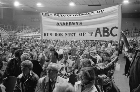 Demonstranten met spandoek, Bestanddeelnr 932-3527