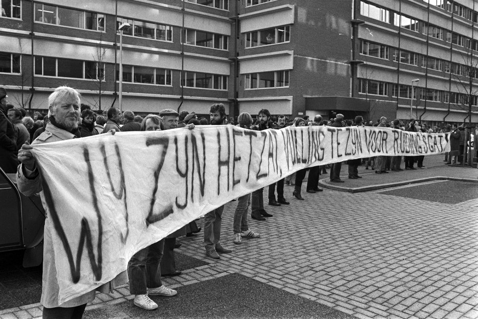 Demonstranten met spandoek Wij zijn het zat, vulling te zijn voor Ruding's gat, Bestanddeelnr 932-7855