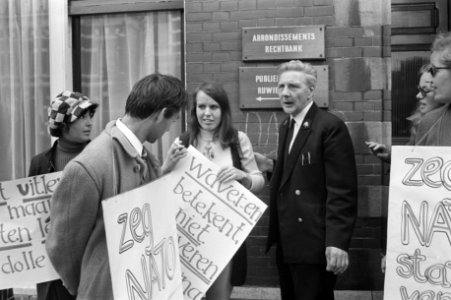 Demonstranten met borden, Bestanddeelnr 924-6415