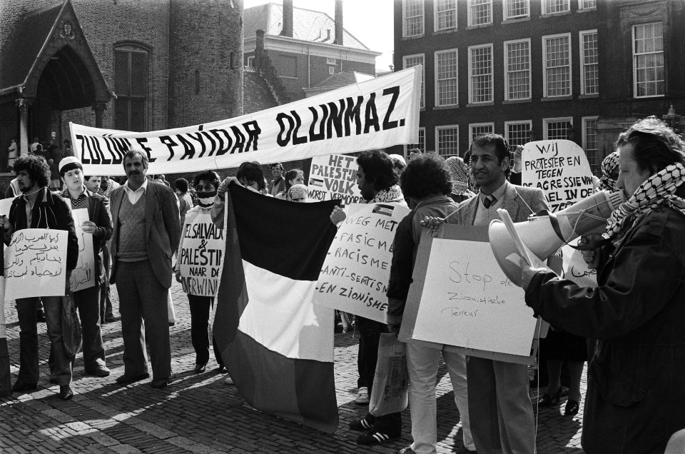 Demonstratie op Binnenhof door Palestijnse Vereniging voor stopzetting moord P, Bestanddeelnr 932-1080