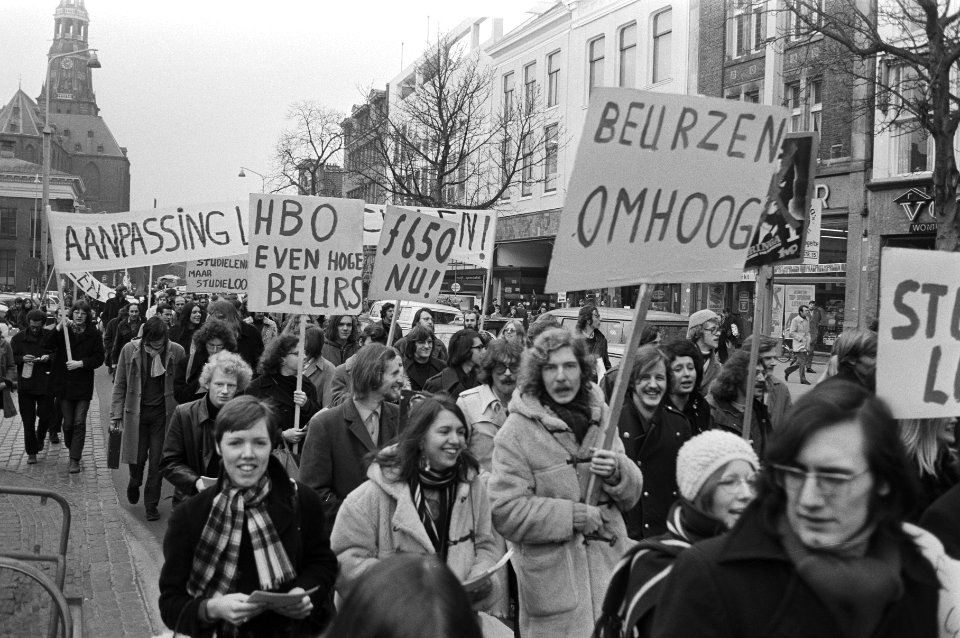 Demonstranten met spandoeken, Bestanddeelnr 924-4108