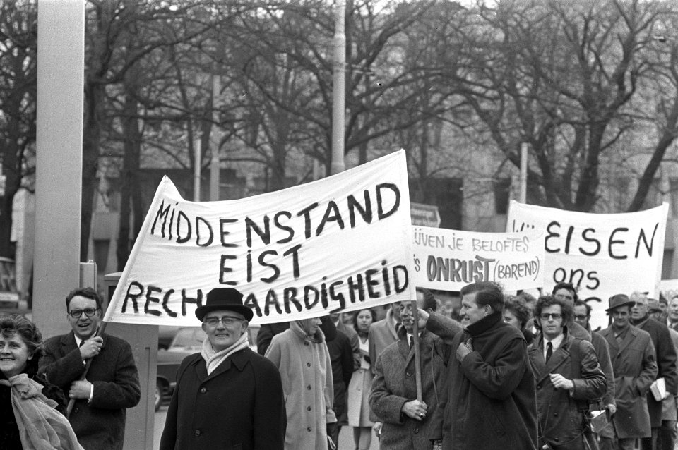Demonstratie middenstanders in Den Haag , demonstranten borden, Bestanddeelnr 925-1447