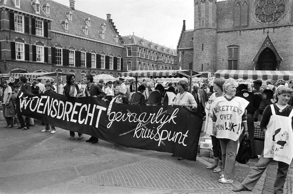 Demonstranten met spandoek Woensdrecht gevaarlijk kruispunt, Bestanddeelnr 932-6384