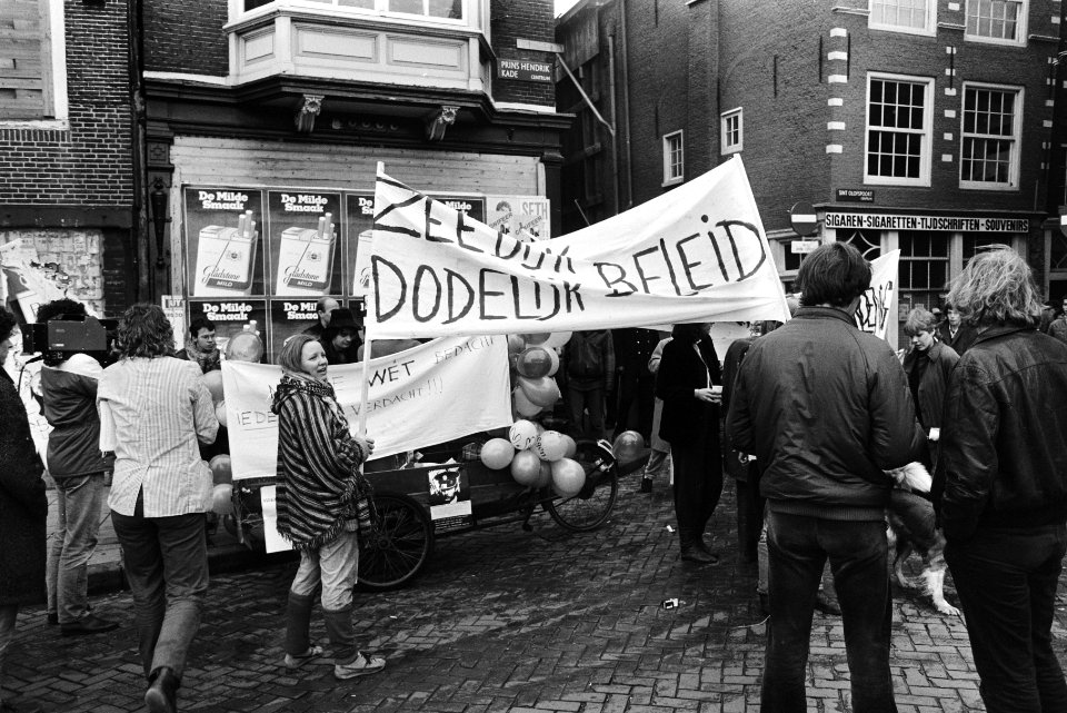 Demonstranten met spandoek Zeedijk dodelijk beleid, Bestanddeelnr 932-5176
