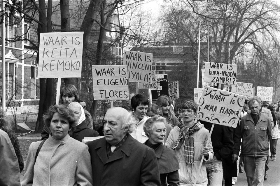 Demonstratie in Hilversum tegen verdwijningen. De dem. met borden met namen van , Bestanddeelnr 932-0536