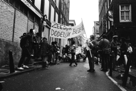 Demonstranten met spandoek Zeedijk dodelijk beleid, Bestanddeelnr 932-5175
