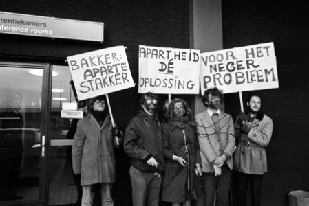 Demonstranten met borden en zwart gemaakte gezichten bij aankomst Bakker, Bestanddeelnr 924-0294