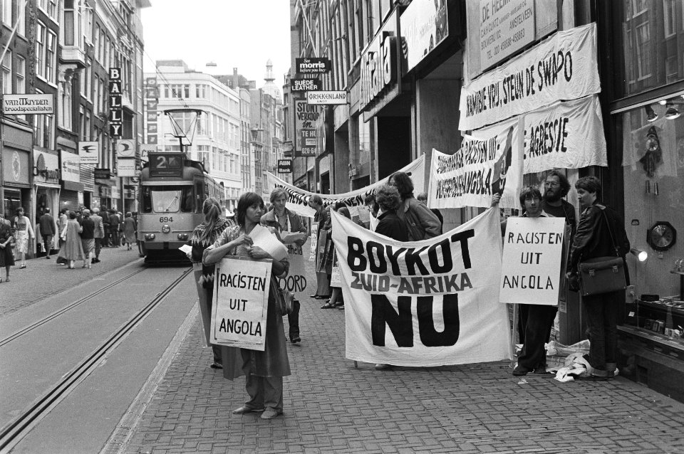 Demonstratie in Leidsestraat Amsterdam tegen inval Zuidafrikaanse leger in Angol, Bestanddeelnr 931-6118