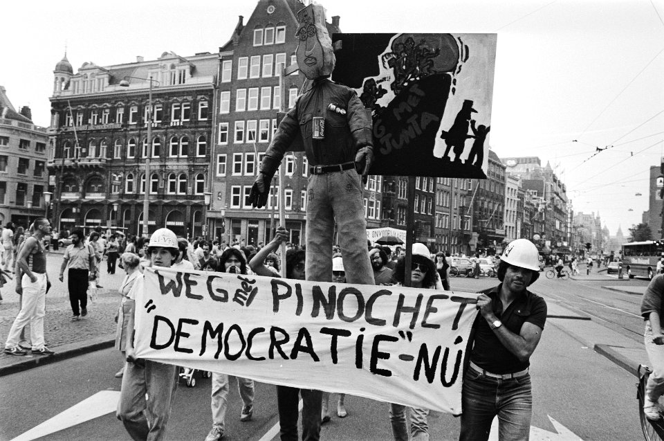 Demonstranten met een Pinochet voorstellende pop en een spandoek Weg Pinochet,…, Bestanddeelnr 932-6308