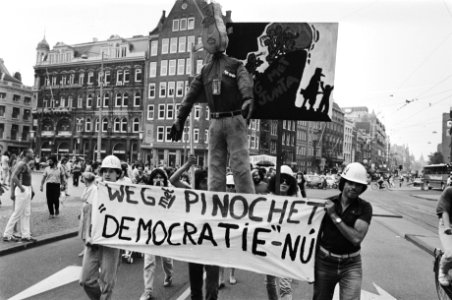 Demonstranten met een Pinochet voorstellende pop en een spandoek Weg Pinochet,…, Bestanddeelnr 932-6308
