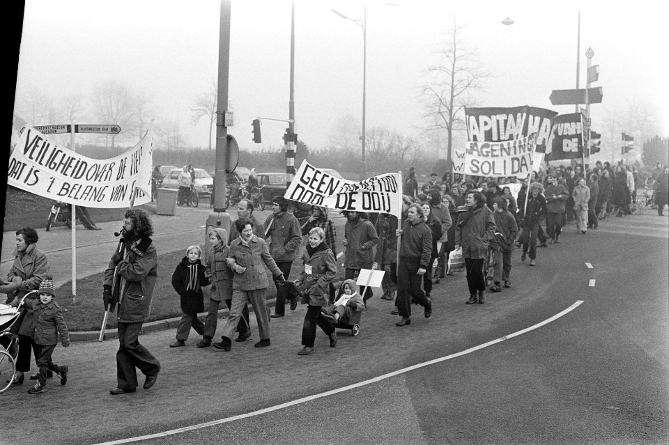 Demonstratie in Nijmegen tegen verleggen Waalbocht bij Ooypolder, Bestanddeelnr 926-0519