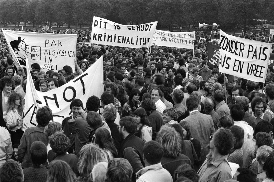 Demonstratie leerkrachten in Den Haag tegen beleid regering, demonstranten op he, Bestanddeelnr 931-0546