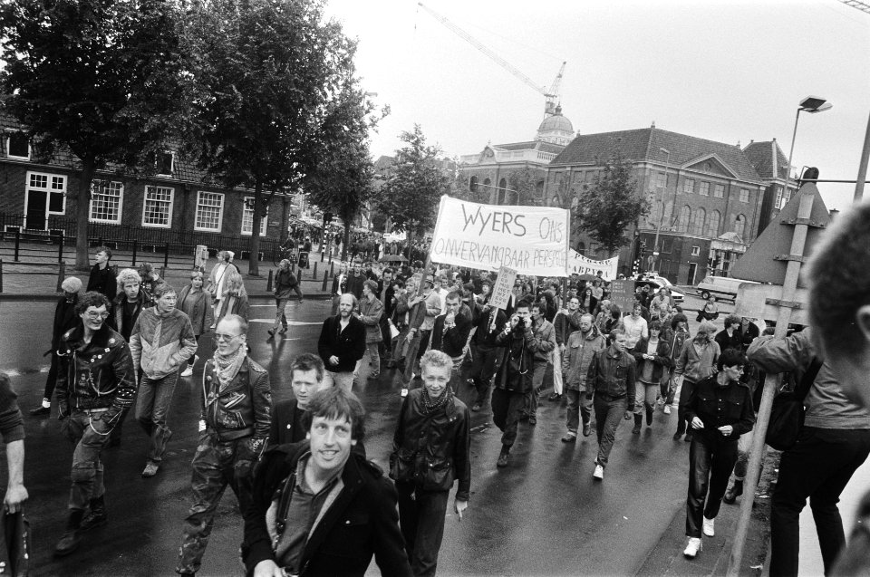 Demonstranten met spandoek, Bestanddeelnr 932-6372