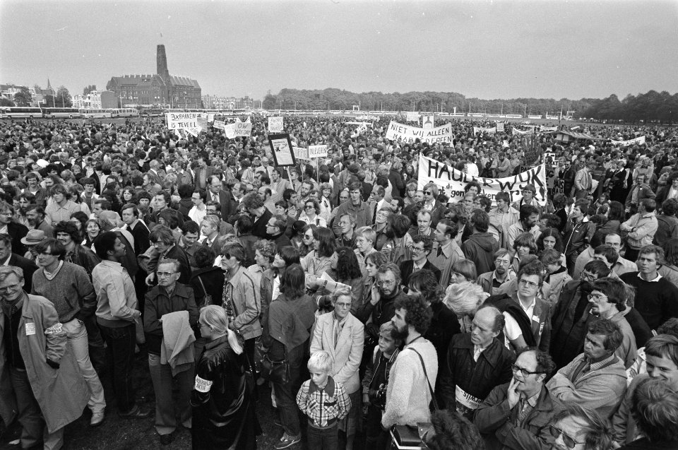 Demonstratie leerkrachten in Den Haag tegen beleid regering, demonstranten op he, Bestanddeelnr 931-0550